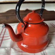 Antica caffettiera smaltata rossa