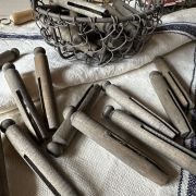 Vecchie mollette da bucato in legno